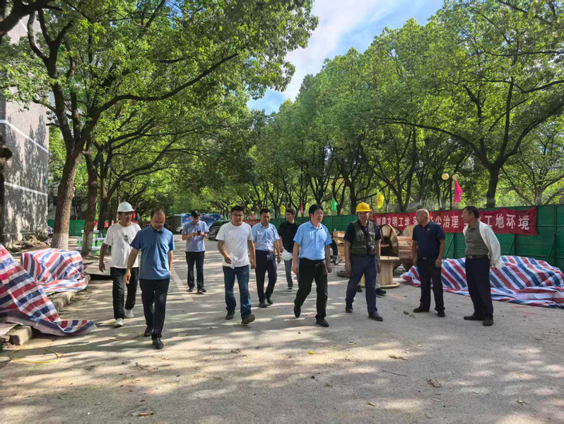 校领导带队检查暑期施工项目并慰...